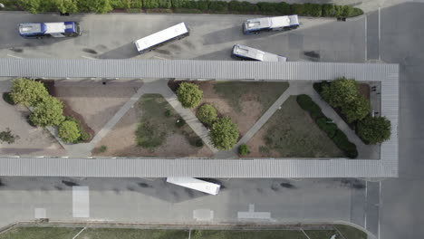 Busse-Fahren-Vom-Bahnhof,-Depot,-Bushaltestelle,-Hauptverkehrszeit-Am-Frühen-Morgen-Ab