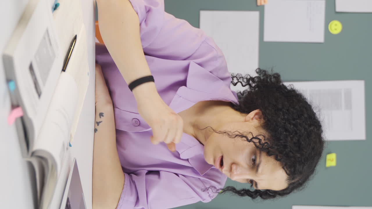 video vertical de una estudiante frustrada.