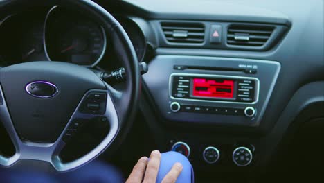 persona que conduce un automóvil