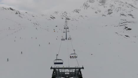 Vista-Aérea-De-La-Famosa-Estación-De-Esquí-Alpino-Verbier,-Suiza-En-Los-Alpes-Suizos-De-Invierno,-Nieve-En-Las-Laderas-De-Las-Montañas,-Panorama-Paisajístico-De-Europa