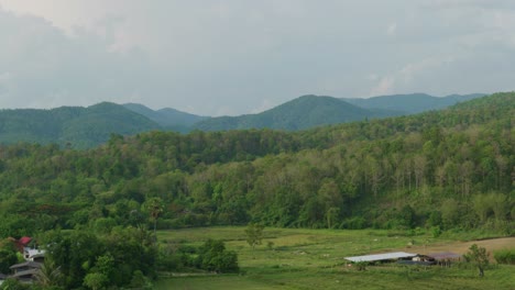 Imágenes-De-Naturaleza-De-Paisaje-Cinematográfico-De-4k-De-Una-Hermosa-Vista-Panorámica-De-Montañas-Y-Campos-En-Medio-Del-Campo-Junto-A-Chiang-Mai,-Norte-De-Tailandia-En-Un-Día-Soleado