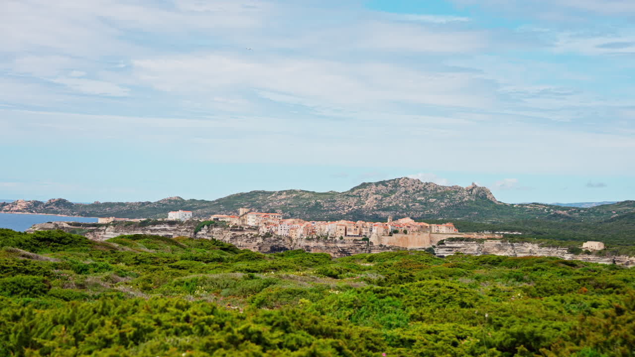 Vista panoramica del paesaggio pittoresco intorno a Bonifacio, in Corsica, Francia. Vista sul mare e sull'alta costa rocciosa.