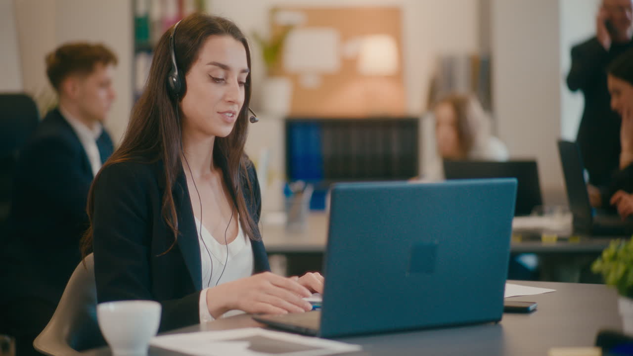 mujer de negocios mostrando datos en una videollamada en la oficina.