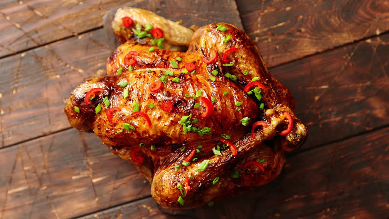 pollo picante asado casero con guindilla y cebollino