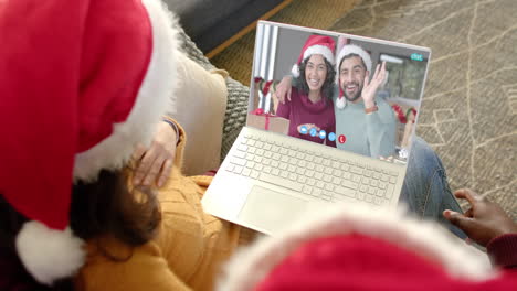 Zwei-Glückliche,-Unterschiedliche-Paare,-Die-Einen-Weihnachtlichen-Laptop-Videoanruf-In-Zeitlupe-Führen