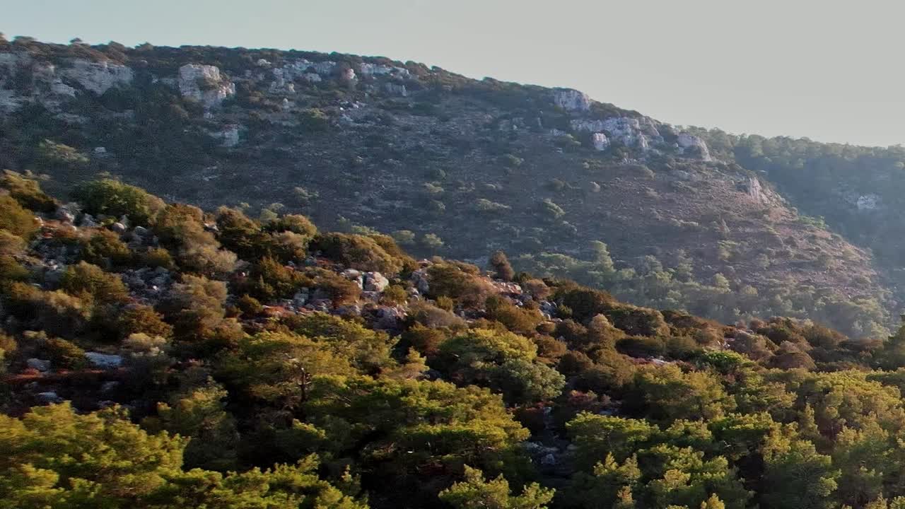 Explorando el paisaje natural de Rodas en Grecia durante la puesta de sol