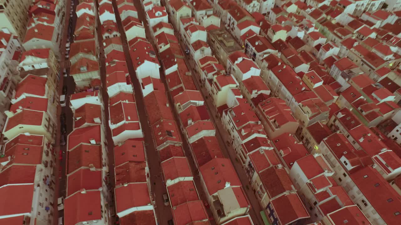 vista aérea de una ciudad con techos rojos