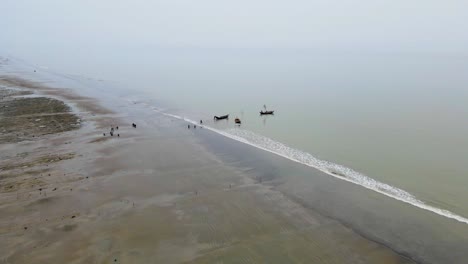 Fischerboote,-Die-An-Einem-Bewölkten-Monsuntag-Vom-Strand-Von-Kuakata-Abfahren,-Luftaufnahme