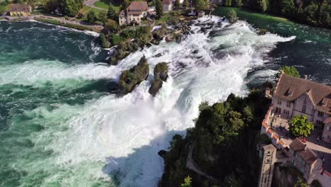 Tomas-Aéreas---El-Castillo-Laufen-Y-La-Caída-Del-Rin,-La-Cascada-Más-Grande-De-Europa-Cerca-De-Schaffhausen-Suiza-4k-Por-Drone