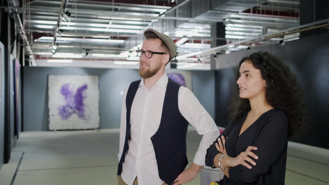 pareja visitando una galería de arte