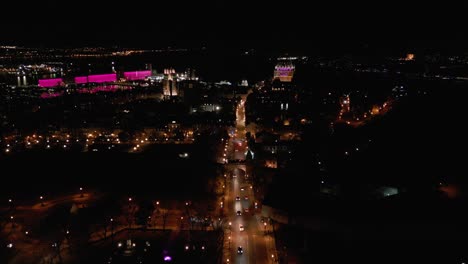 Tiro-De-Drone,-Plan-Lento-Ciudad-De-Quebec-En-La-Noche-Con-Castillo-De-Frontenac