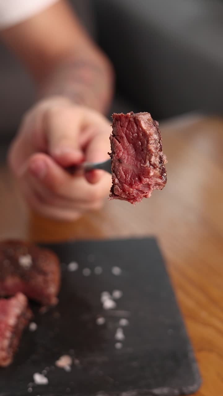 포크에 인 스테이크 한 조각