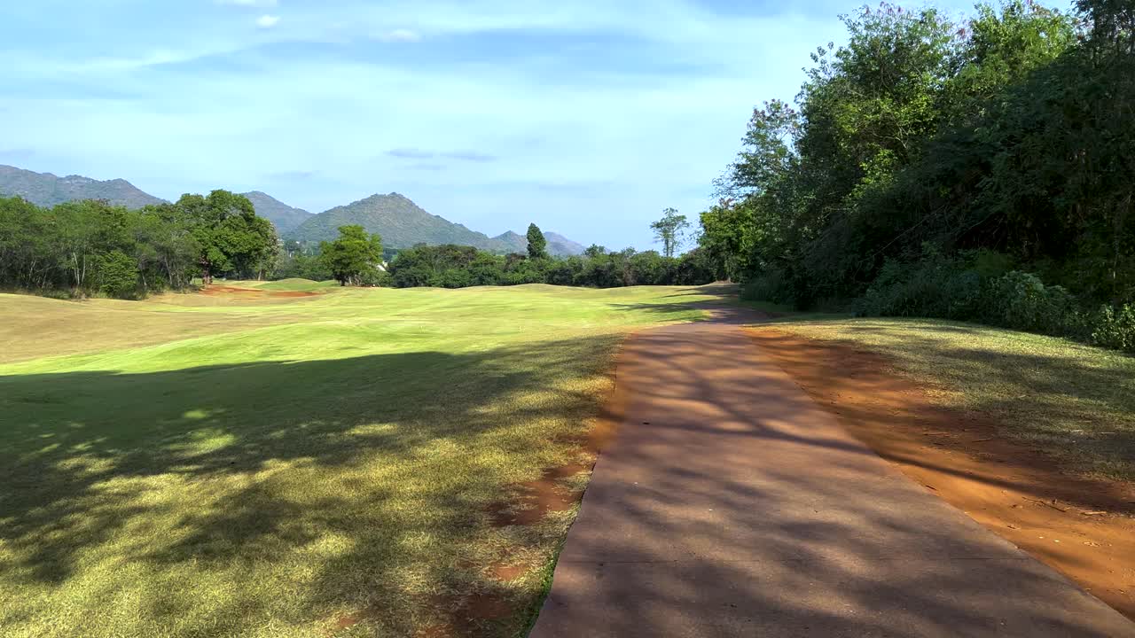 산을 볼 수 있는 평화로운 골프장