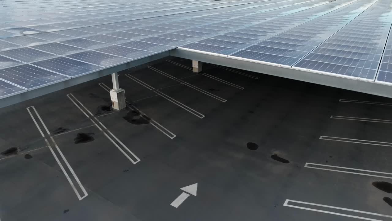 지붕 주차장 위에 있는 태양광 패널