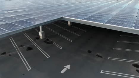 Sonnenkollektoren-über-Dem-Parkhausdach