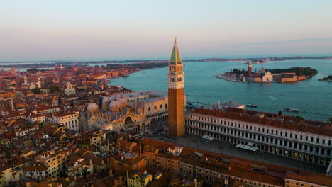 Aerial-Panoramic-View-Of-St-Mark's-Campanile-On-The-Public-Square-In-Venice,-Italy