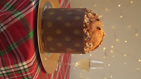 Tradicional-Panettone-Italiano-Navideño-Y-Champán,-Pan-Festivo