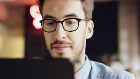 joven feliz usando una tableta digital ipad computadora en un café