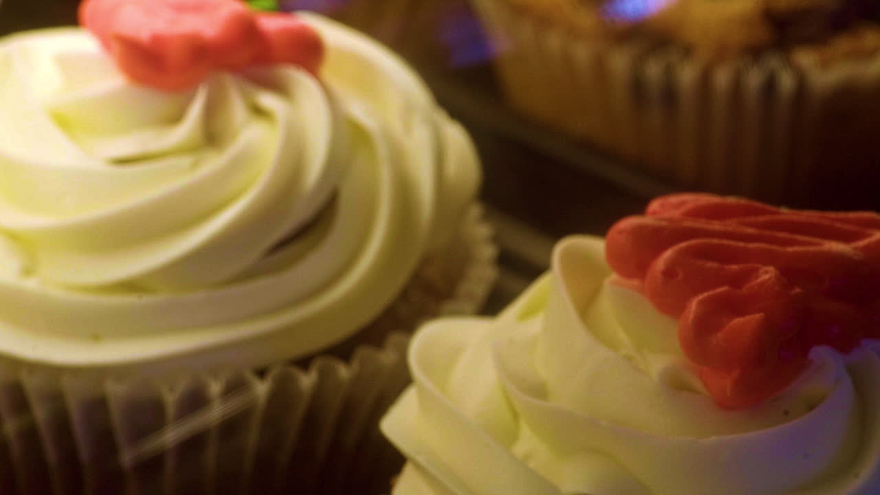 Un primo piano di deliziosi dolcetti al cioccolato in una pasticceria