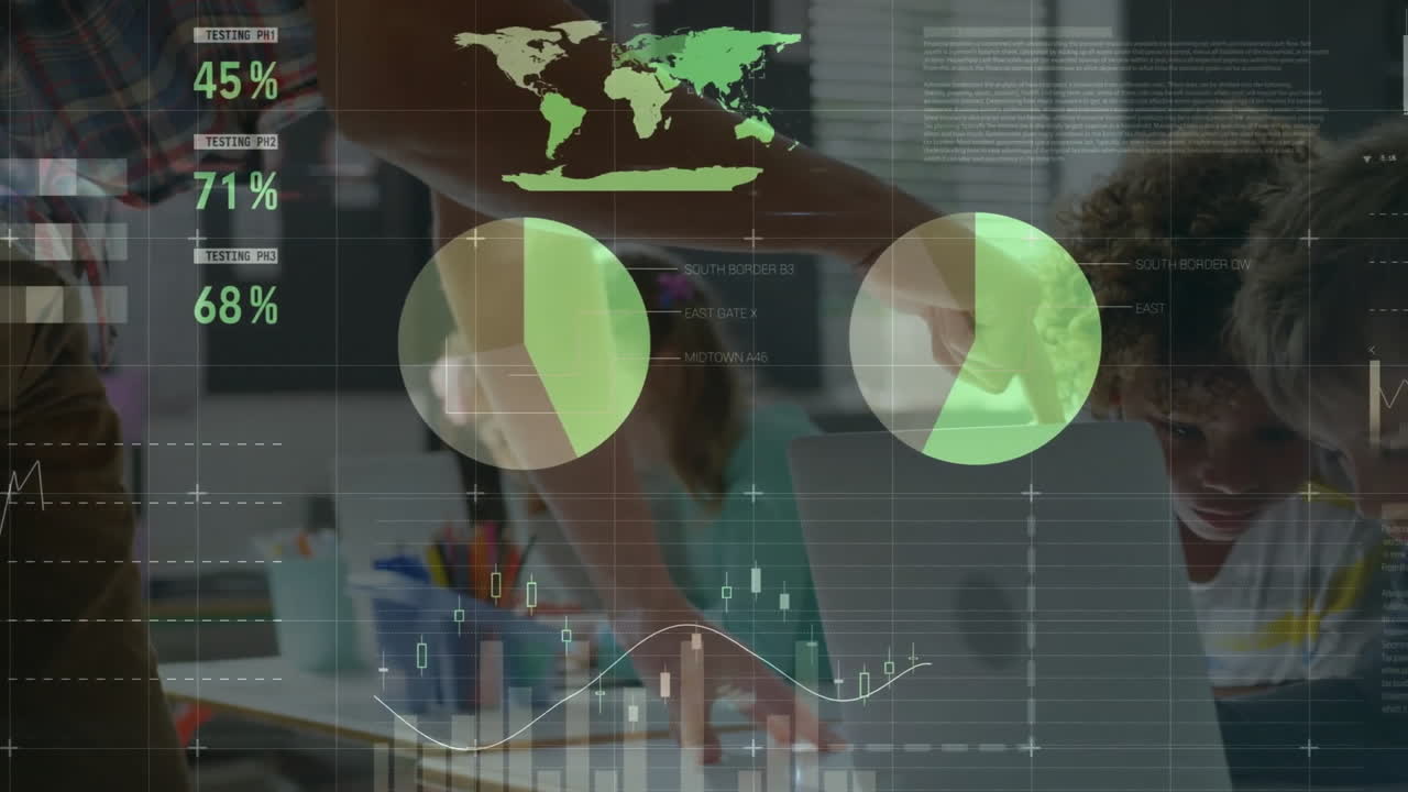 animación de una interfaz infográfica multicolor, un maestro diverso enseñando a los estudiantes usando una computadora portátil