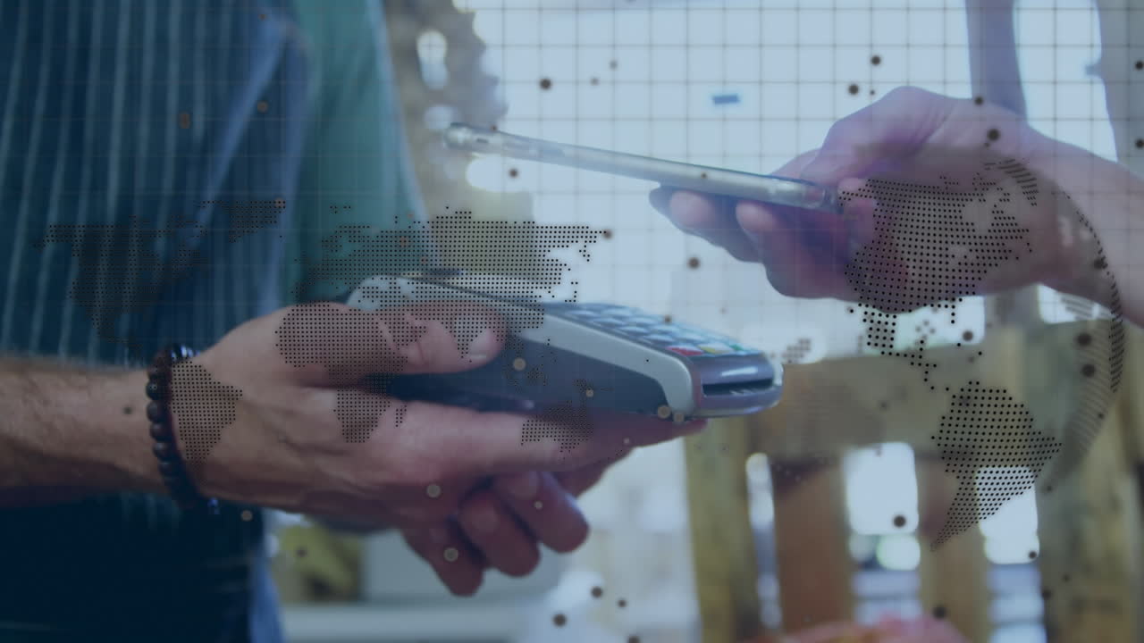 animación del globo sobre las manos de personas caucásicas que usan la terminal de pago