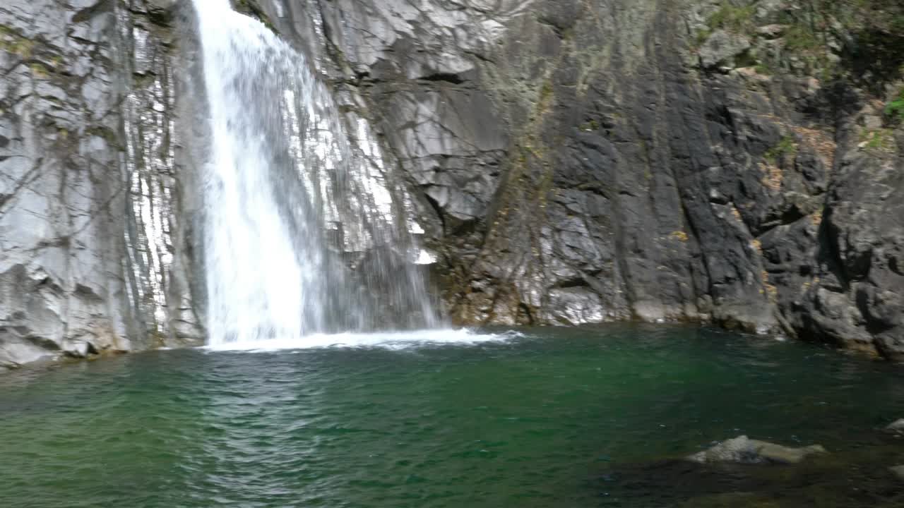 la cascada de nunobiki se inclina hacia abajo.