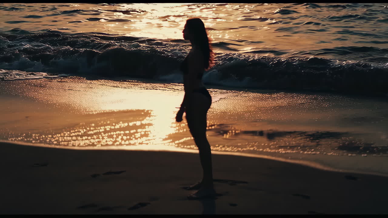 Silhuet af en kvinde på en strand ved solnedgang