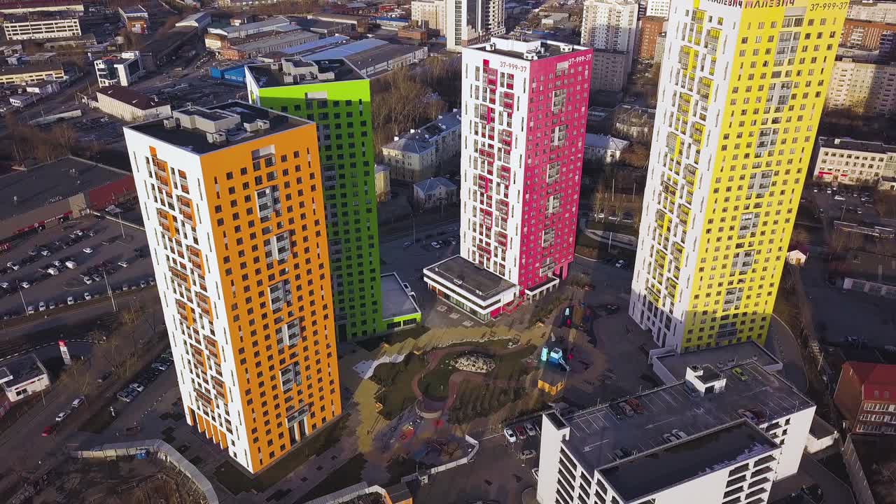 coloridos edificios de apartamentos de gran altura en una ciudad