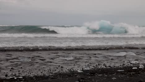 laguna glaciar en islandia con video cardán baja panorámica de izquierda a derecha
