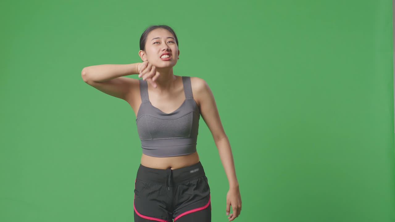 mujer con ropa deportiva que experimenta incomodidad o dolor