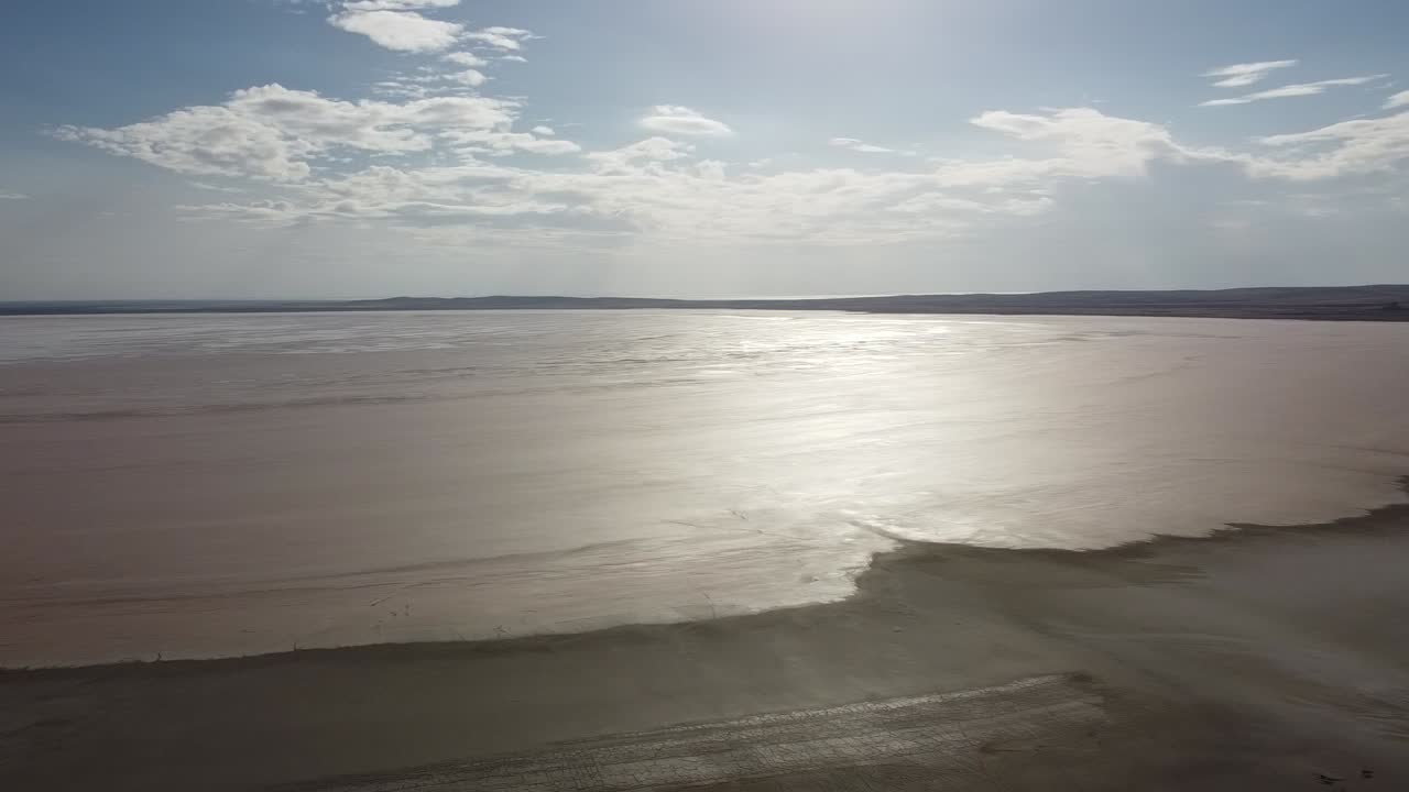vista de drones sobre el hermoso lago salado rosa en anatolia, turquía