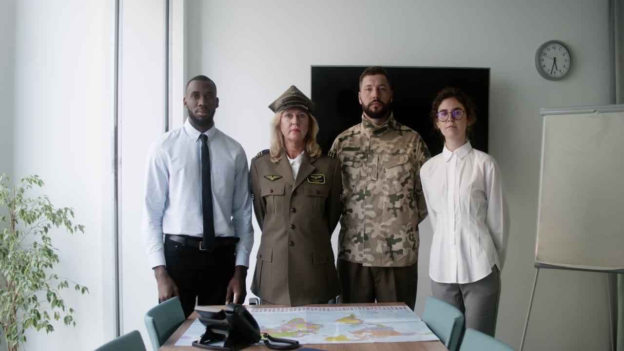 люди позируют в комнате