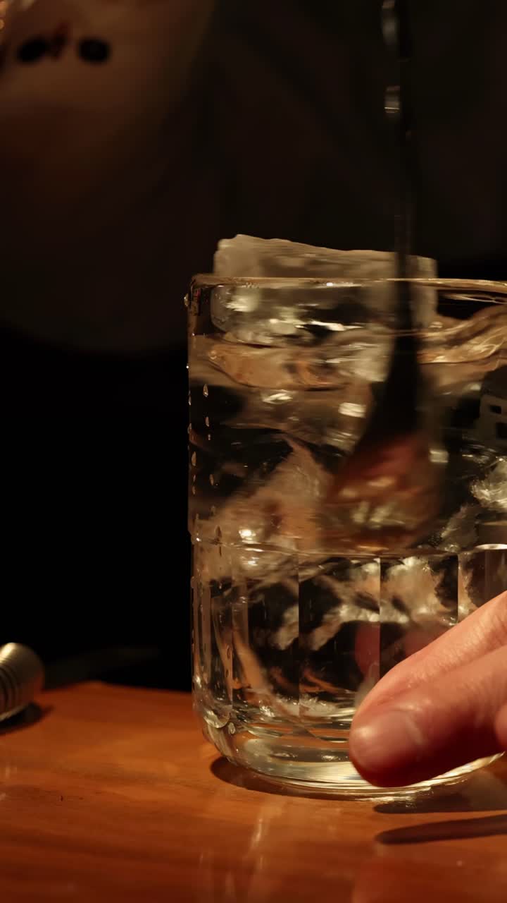 Bartender preparando uma bebida com gelo e habilidade