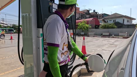 bombeo individual de gas en una motocicleta al aire libre