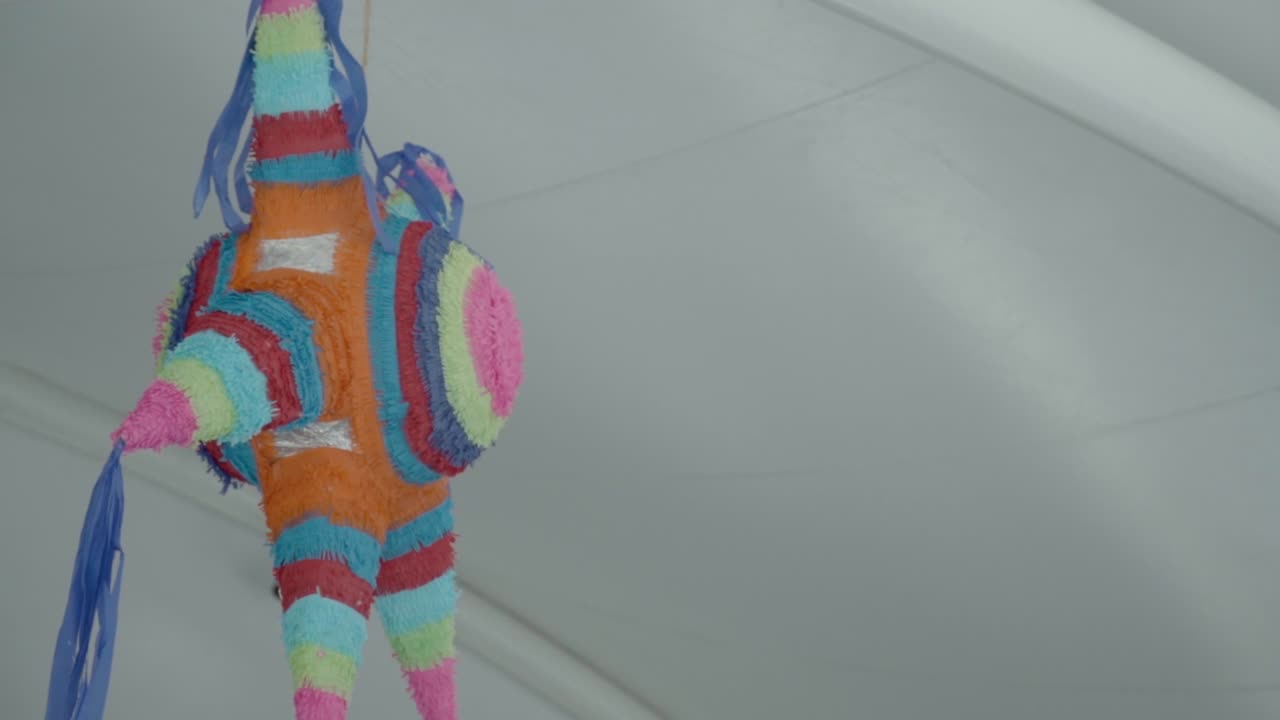 Piñata colorata tradizionale messicana a forma di stella appesa al soffitto bianco