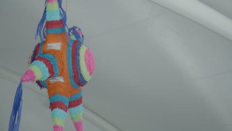 colorida piñata tradicional mexicana en forma de estrella colgando del techo blanco