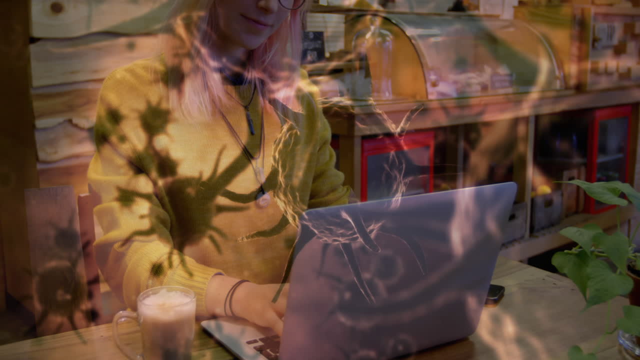 animación de células macro coronavirus covid-19 que se propagan sobre una mujer caucásica trabajando