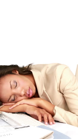 una mujer de negocios durmiendo en su escritorio.