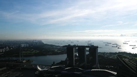 Impresionante-Vista-De-Singapur-Con-El-Icónico-Edificio-Marina-Bay-Sands-En-La-Bahía.