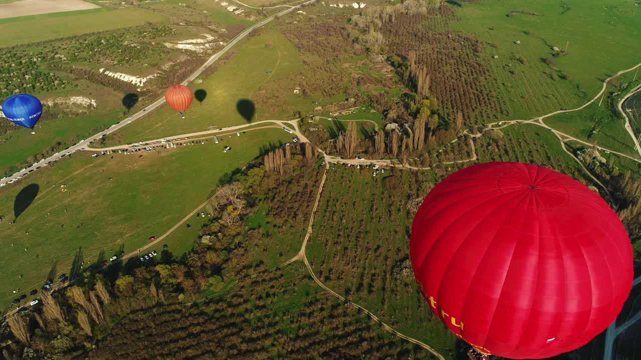 시골 풍경 위 에서 열기 풍선 축제