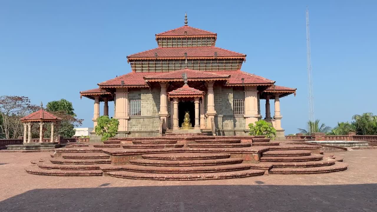 Smuk og stor frontudsigt over Jayvinayak-templet af JSW i storslået arkitektur. Fredelige omgivelser, intrikate detaljer og guddommelig tilstedeværelse skaber en majestætisk og fredfyldt scene.
