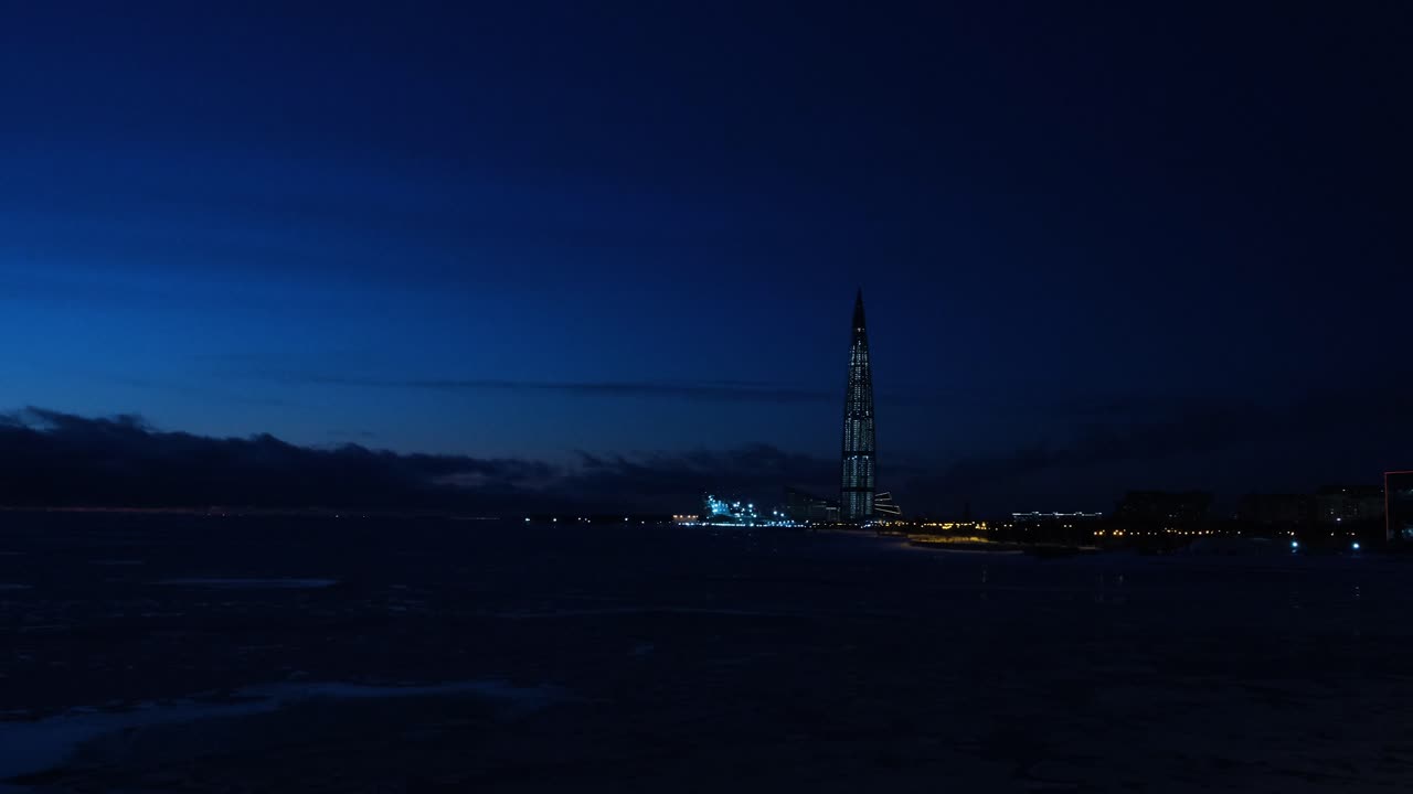 얼어붙은 강 위 에 있는 마천루 의 야간 전망