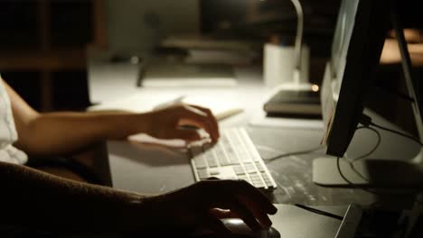 Businesswoman-working-over-computer