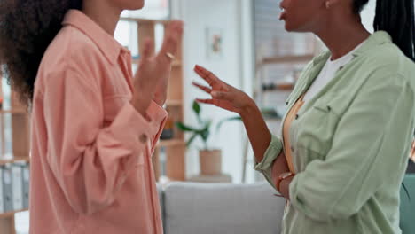peleando, manos y pareja de lesbianas discutiendo