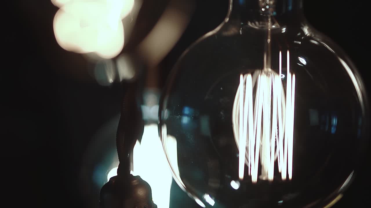 un conjunto de hermosas lámparas brillantes en una habitación oscura las lámparas están oscilando 3