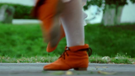 primer plano de los pies bailando la danza nacional irlandesa. danza popular al aire libre