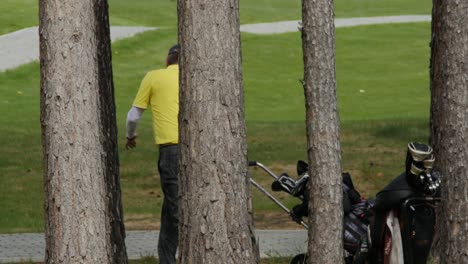 hombre jugando al golf