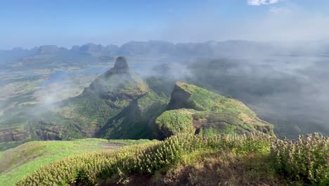 印度馬哈拉施特拉邦西部高山的kalsubai-harishchandragad野生動物保護區的山頂上有微妙的雲