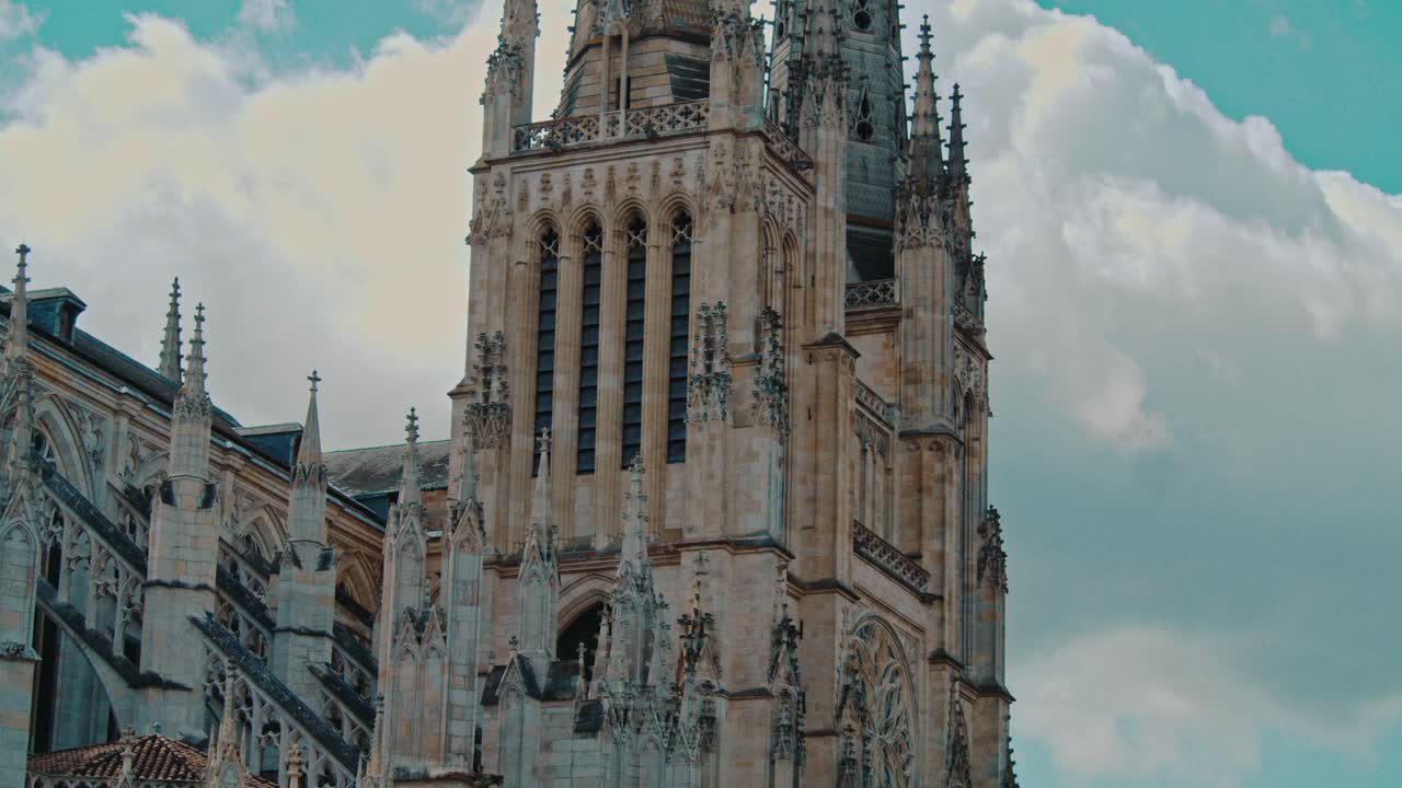 средневековый готический собор в бордо, франция.