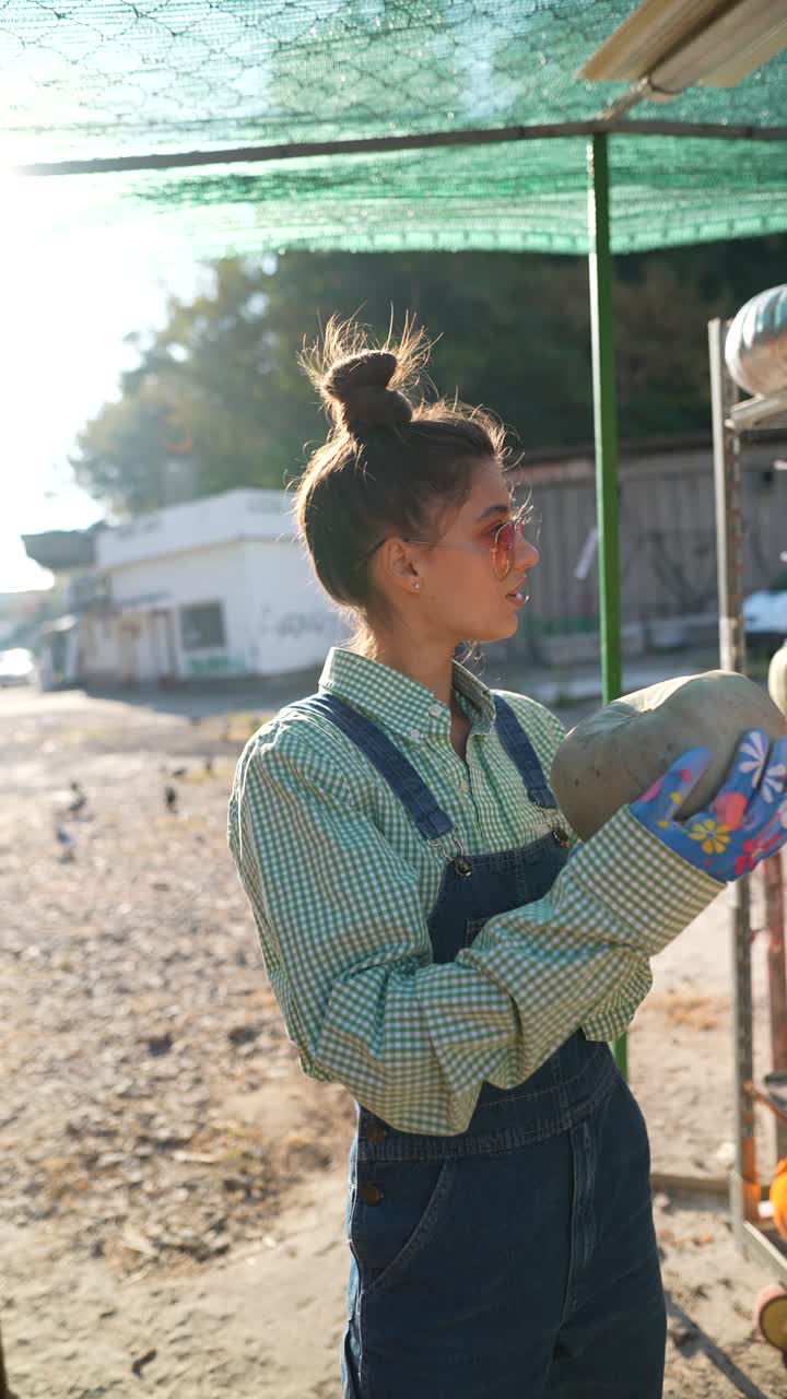 mujer vendiendo productos en el mercado al aire libre